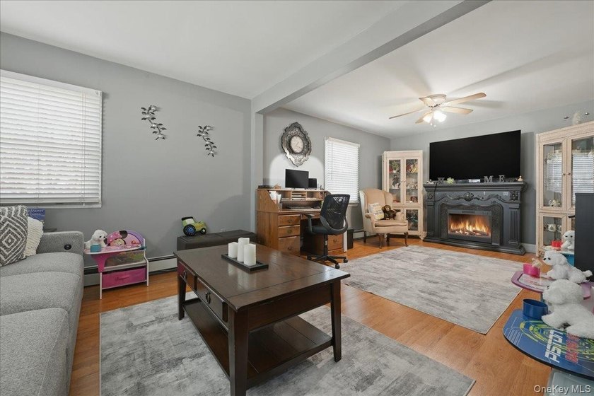 Welcome to this beautifully maintained 4-bedroom, 2 full bath - photo 9