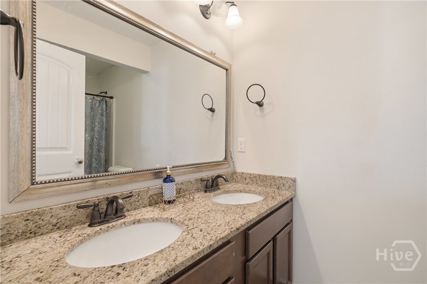 Bring an offer! Spacious home with pond views and a well-planned - photo 11