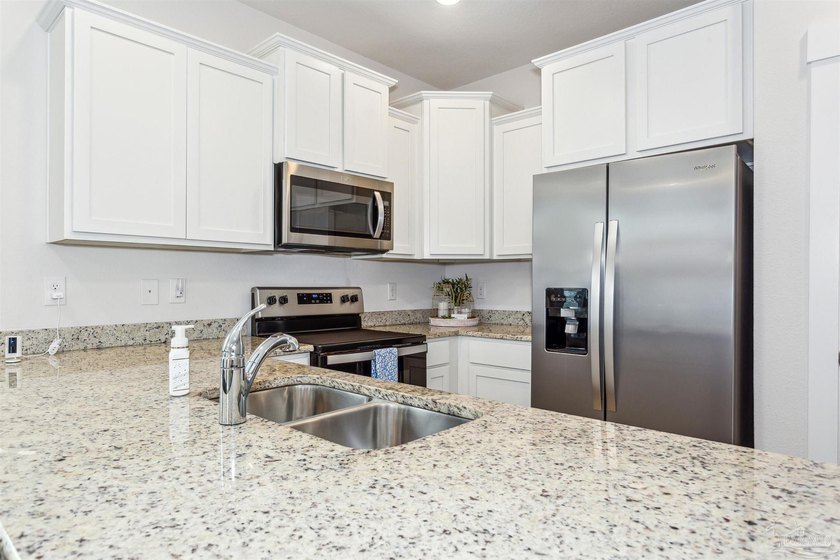 As one of the few end-unit townhomes in Admiral's Quarter, this - photo 8