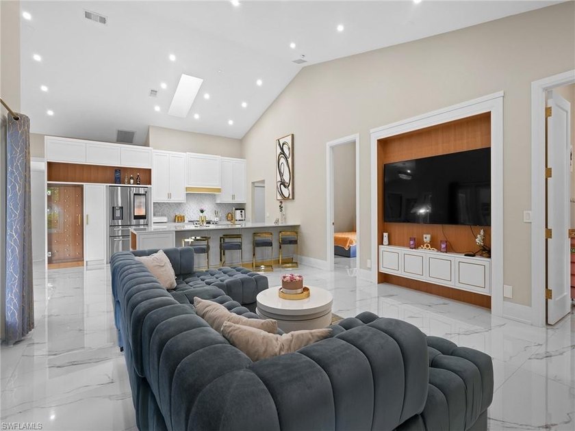 Exquisite Fully Remodeled Hawksridge Pool Home! Beautifully - photo 3