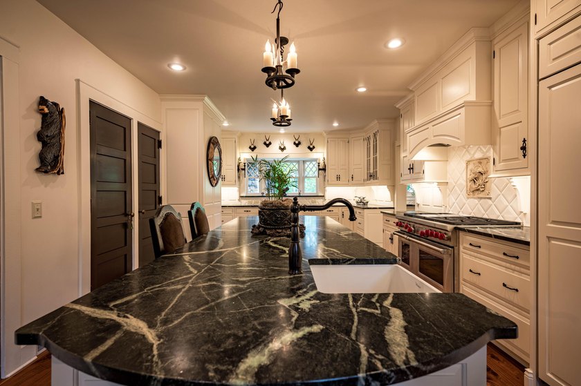 'Tojenka' is a rare Big Moose Lake estate offering an - photo 15