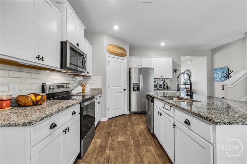 This 2-story, 5-bedroom, 3-bathroom beauty has laid all its - photo 15