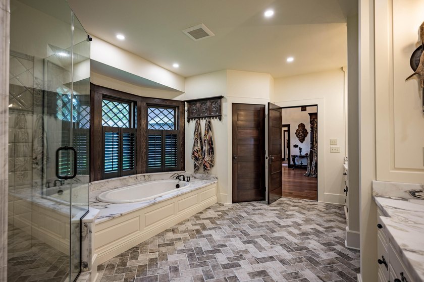 'Tojenka' is a rare Big Moose Lake estate offering an - photo 21