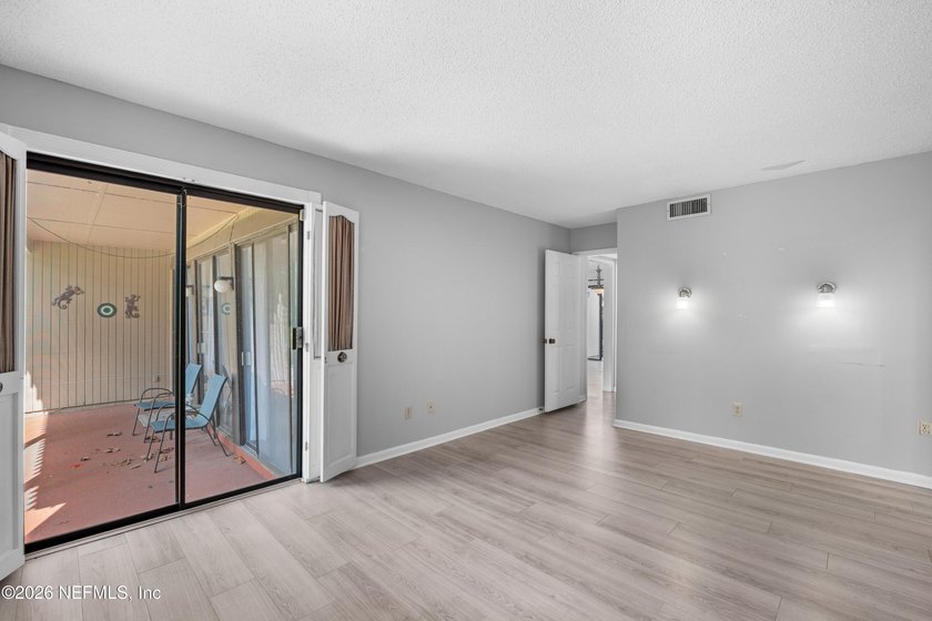 **RENOVATED**FIRST FLOOR**GREAT LOCATION** This charming - photo 21