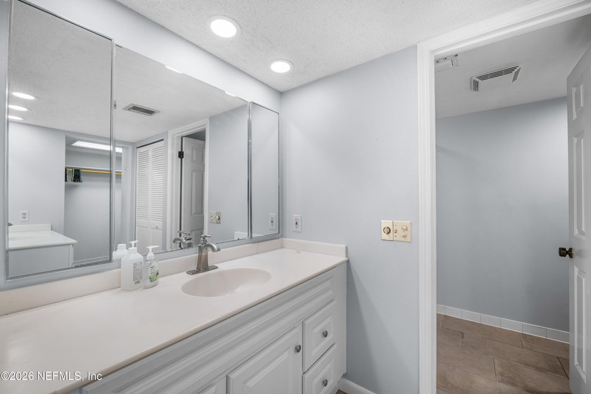 **RENOVATED**FIRST FLOOR**GREAT LOCATION** This charming - photo 22
