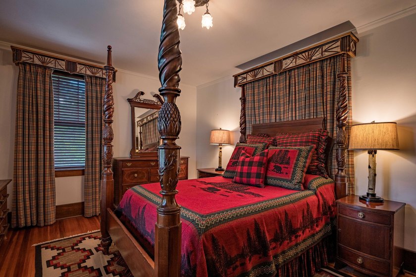 'Tojenka' is a rare Big Moose Lake estate offering an - photo 34