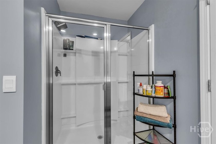 This 2-story, 5-bedroom, 3-bathroom beauty has laid all its - photo 34