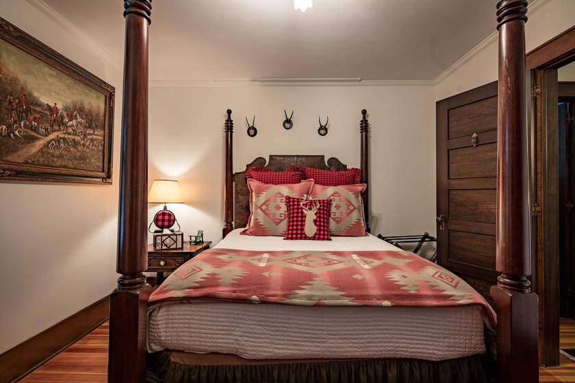'Tojenka' is a rare Big Moose Lake estate offering an - photo 37