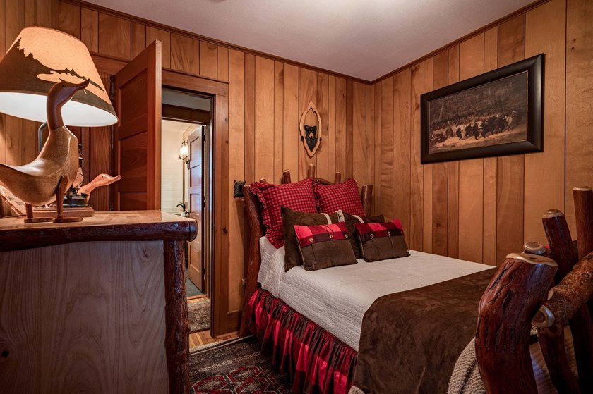 'Tojenka' is a rare Big Moose Lake estate offering an - photo 38