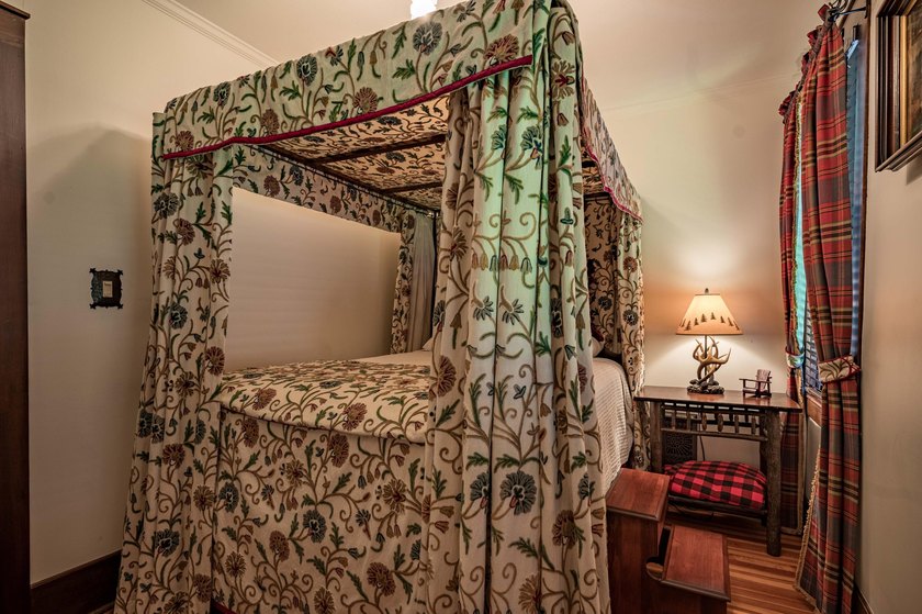 'Tojenka' is a rare Big Moose Lake estate offering an - photo 40