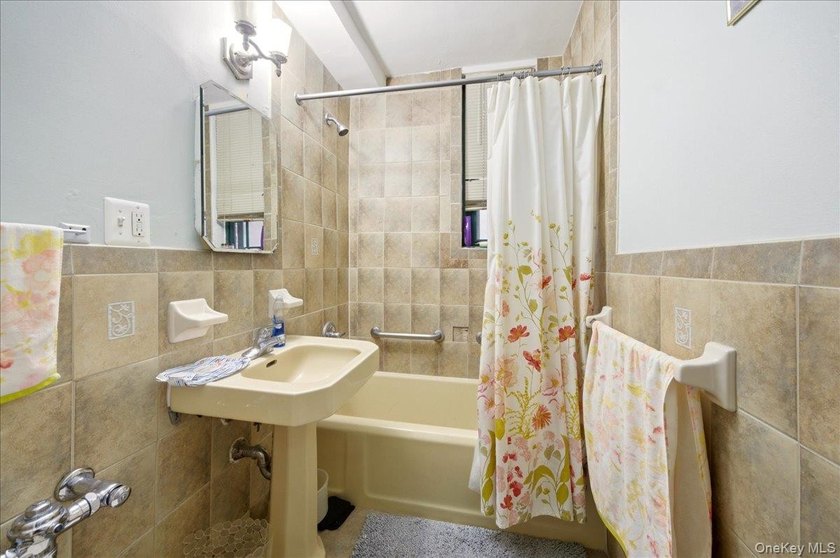Beautiful 2-Bedroom Condo with Private Terrace Entrance in - photo 6