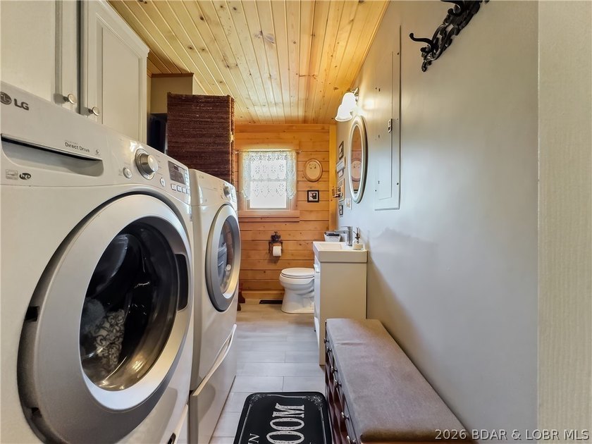 PRICE IMPROVEMENT! Welcome to your dream sanctuary, an inviting - photo 31