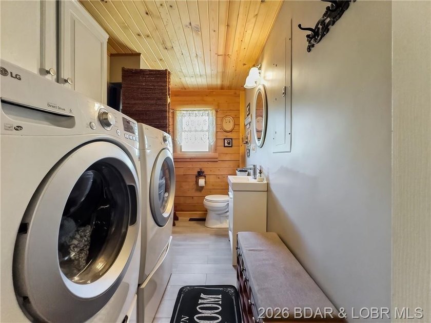 PRICE IMPROVEMENT! Welcome to your dream sanctuary, an inviting - photo 31