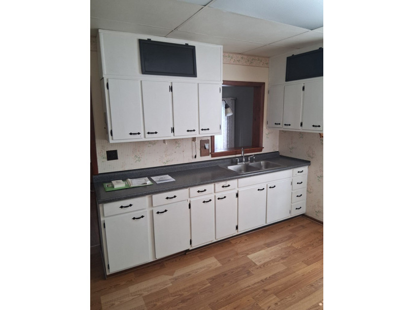 Step into a spacious 3 bedroom / 1 bathroom home that is ready - photo 7