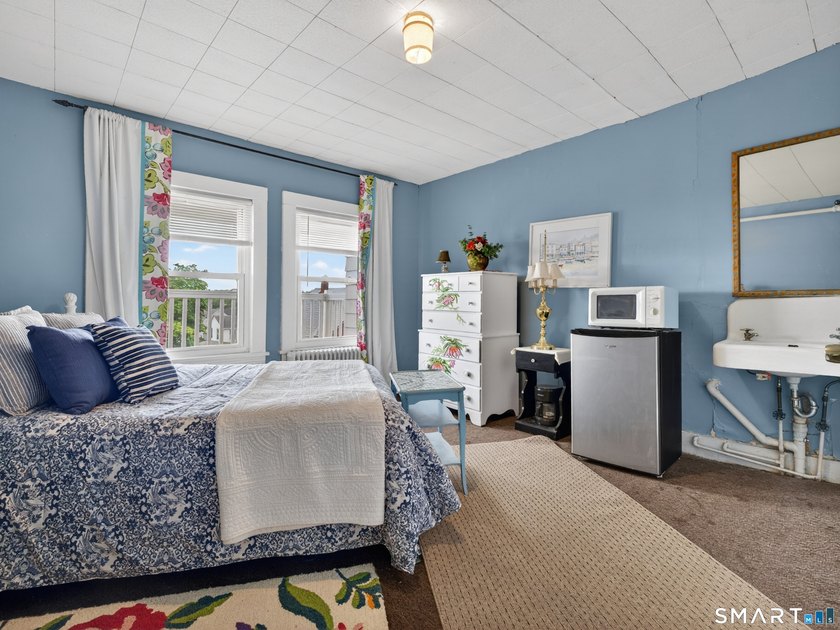 Located in the heart of New London's historic seaside district - photo 15