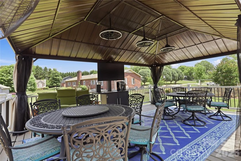 Welcome to this stunning all brick home in Hunters Creek Estates - photo 31