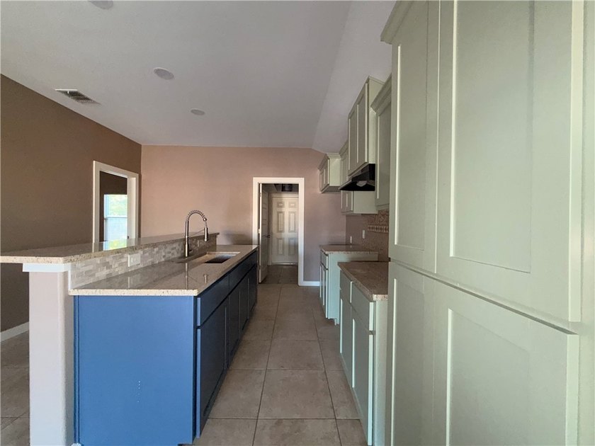 Step into this beautifully designed, recently built 3-bedroom - photo 4