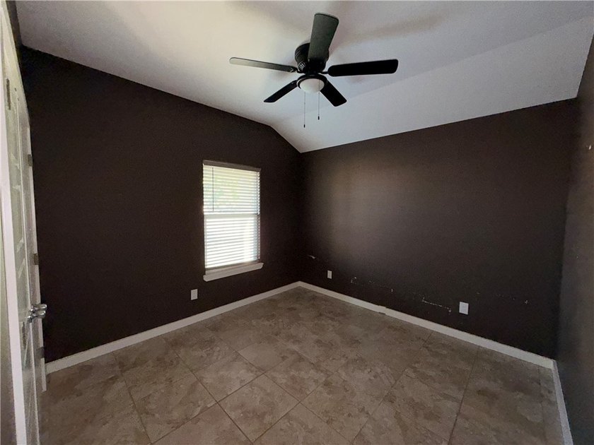 Step into this beautifully designed, recently built 3-bedroom - photo 7