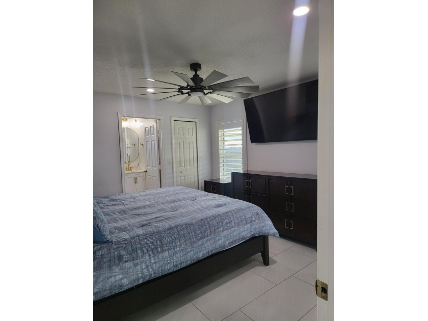 CBS home 3/2 located on a large corner lot! Split floor plan - photo 11