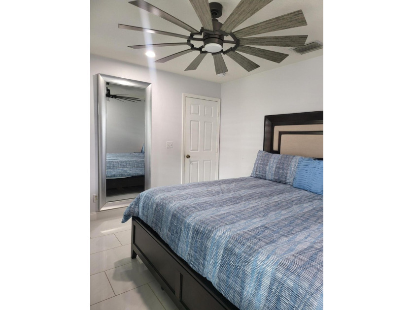 CBS home 3/2 located on a large corner lot! Split floor plan - photo 13