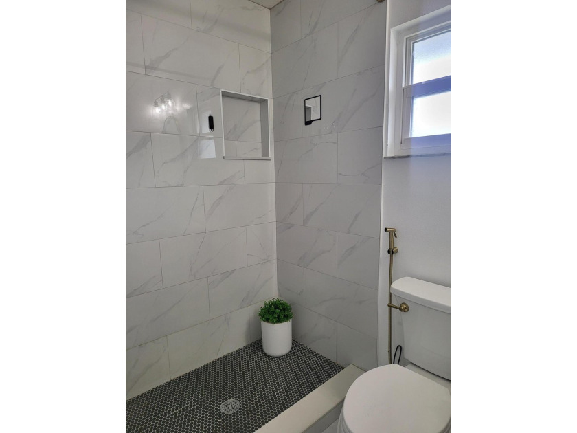 CBS home 3/2 located on a large corner lot! Split floor plan - photo 15