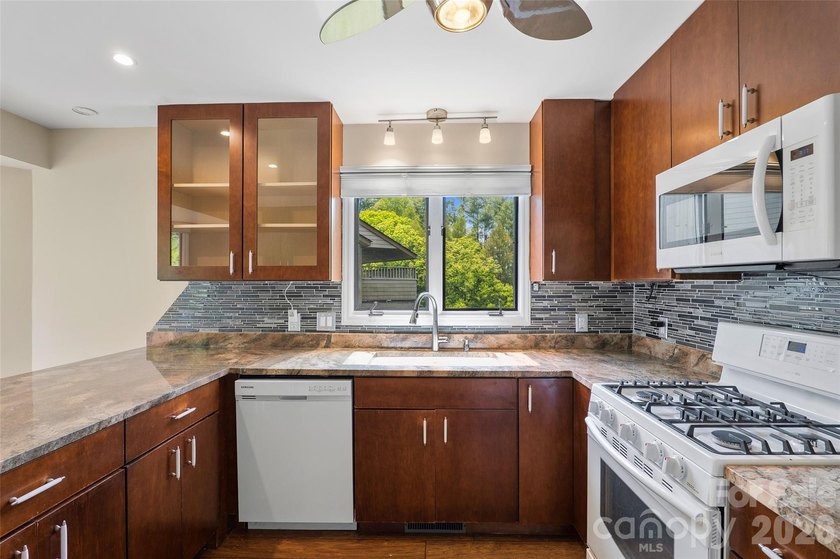 New Paint with Beautiful Light! Condo in The Timbers- move-in - photo 8