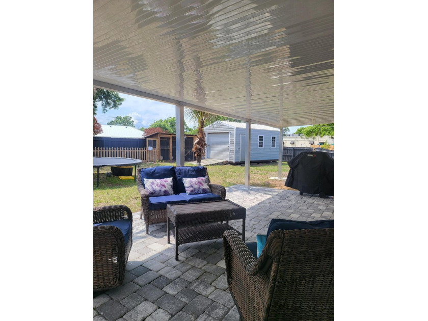 CBS home 3/2 located on a large corner lot! Split floor plan - photo 26