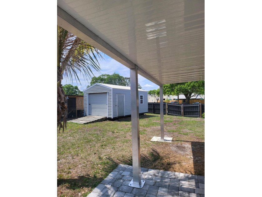 CBS home 3/2 located on a large corner lot! Split floor plan - photo 27