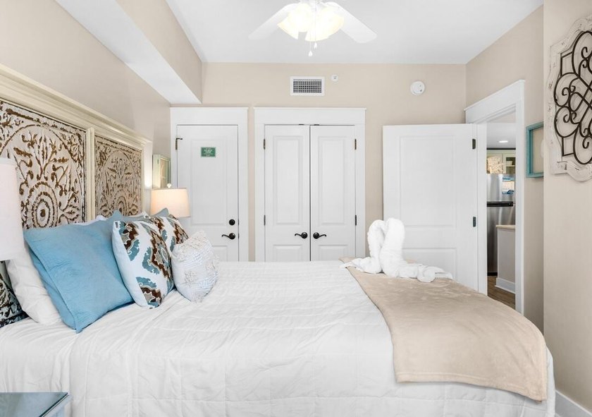 Located in the heart of Baytowne Wharf, this turnkey 5th-floor - photo 18