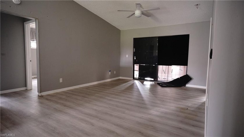 Super spacious condo in Island Park Village perfecly tucked on a - photo 4