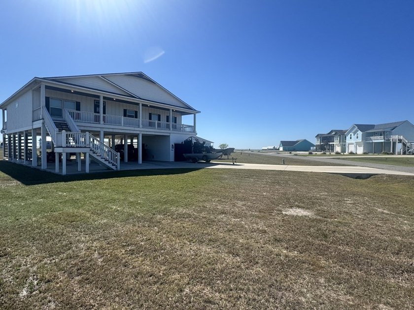 Beautiful custom-built 3- bedroom, 2-bath stilt home (2019) - photo 3