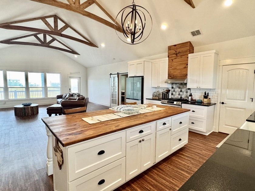 Beautiful custom-built 3- bedroom, 2-bath stilt home (2019) - photo 8