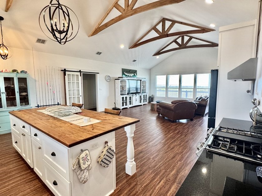 Beautiful custom-built 3- bedroom, 2-bath stilt home (2019) - photo 10