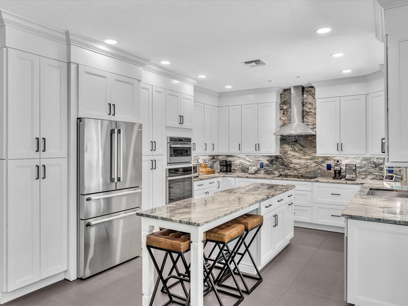 Beautifully updated 5-bedroom, 3-bath, 3-car garage home with - photo 13