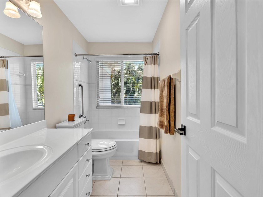 Beautifully updated 5-bedroom, 3-bath, 3-car garage home with - photo 23