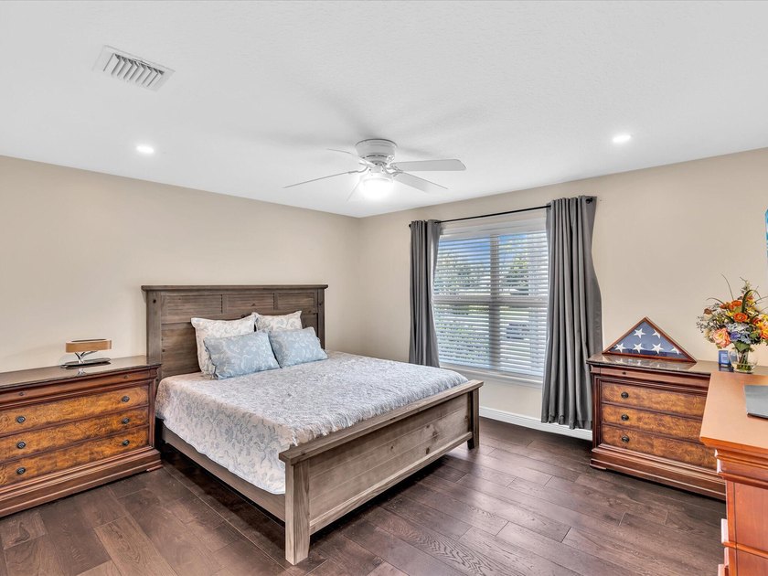 Beautifully updated 5-bedroom, 3-bath, 3-car garage home with - photo 24