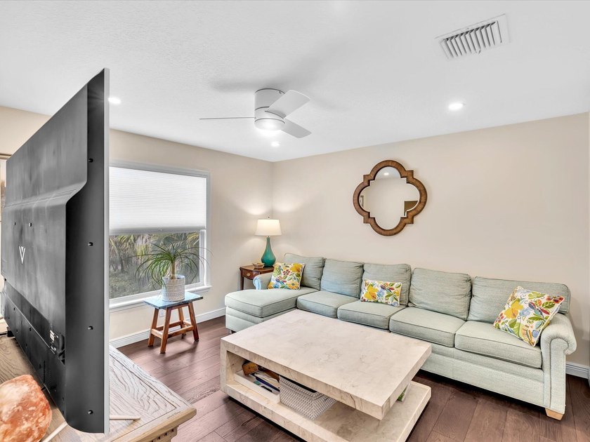 Beautifully updated 5-bedroom, 3-bath, 3-car garage home with - photo 25
