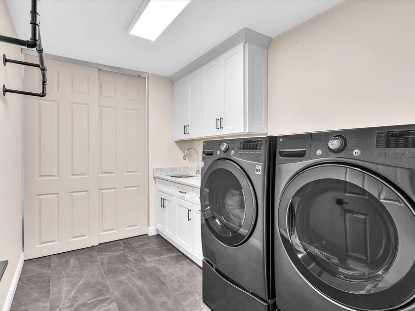 Beautifully updated 5-bedroom, 3-bath, 3-car garage home with - photo 27