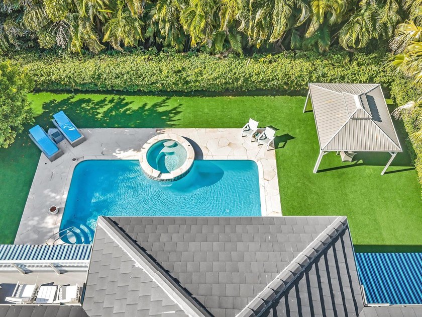 Beautifully updated 5-bedroom, 3-bath, 3-car garage home with - photo 32