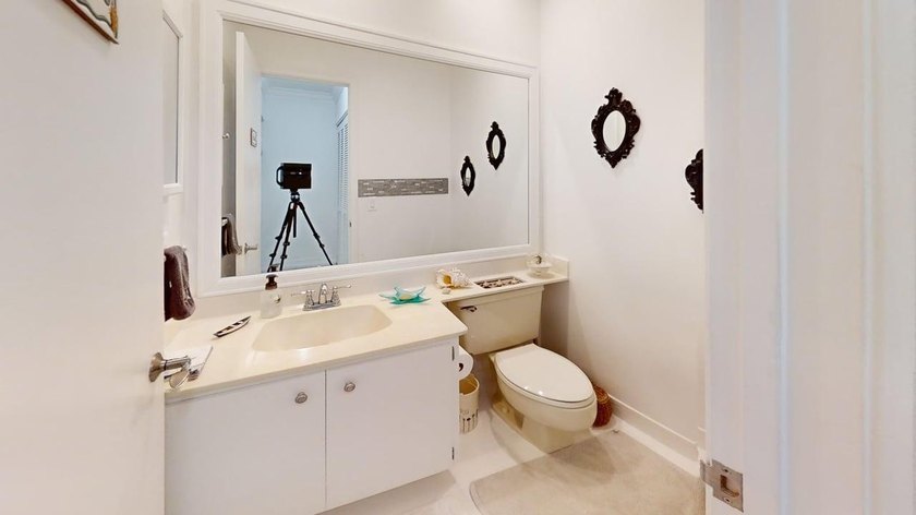 Spacious 2-bedroom, 2.5-bath corner unit located in a desirable - photo 11