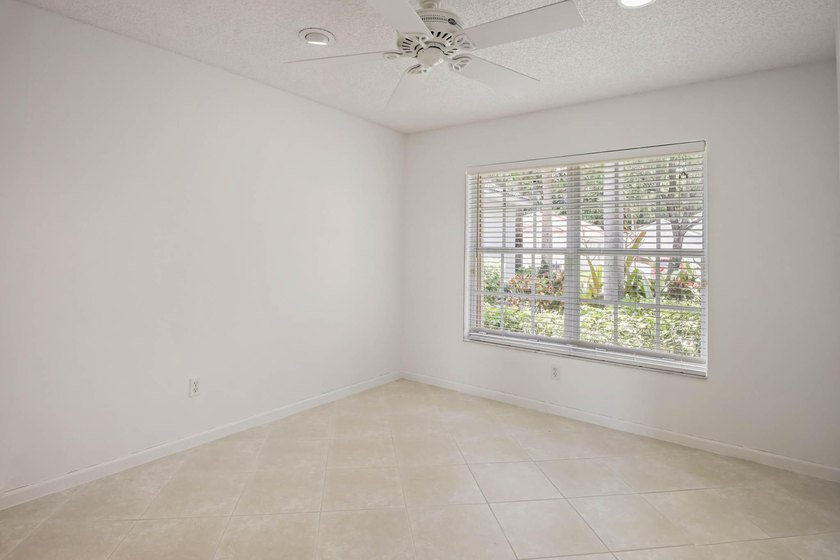 Real little gem in Valencia Isles! Move in condition with - photo 13
