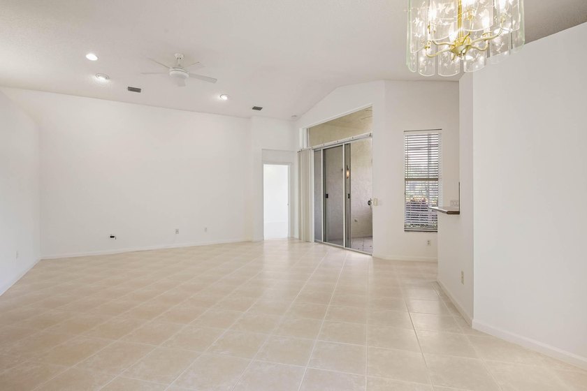 Real little gem in Valencia Isles! Move in condition with - photo 14
