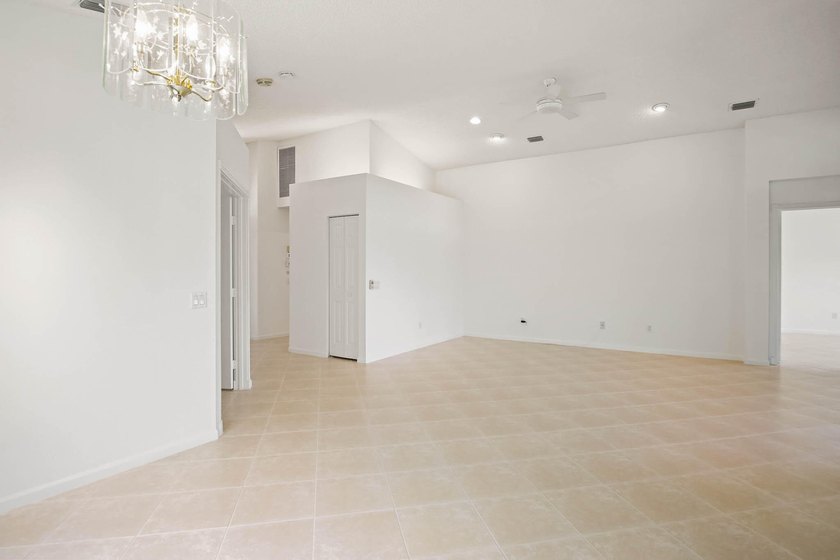Real little gem in Valencia Isles! Move in condition with - photo 15