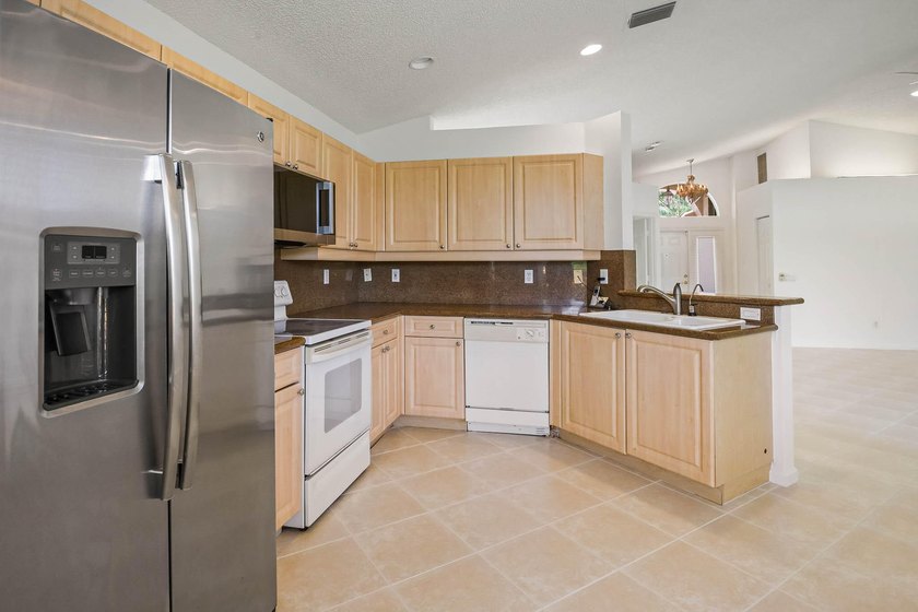 Real little gem in Valencia Isles! Move in condition with - photo 18
