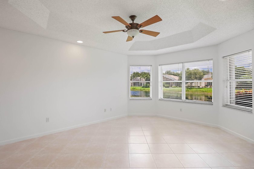 Real little gem in Valencia Isles! Move in condition with - photo 20