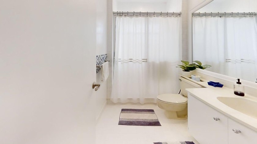 Spacious 2-bedroom, 2.5-bath corner unit located in a desirable - photo 22