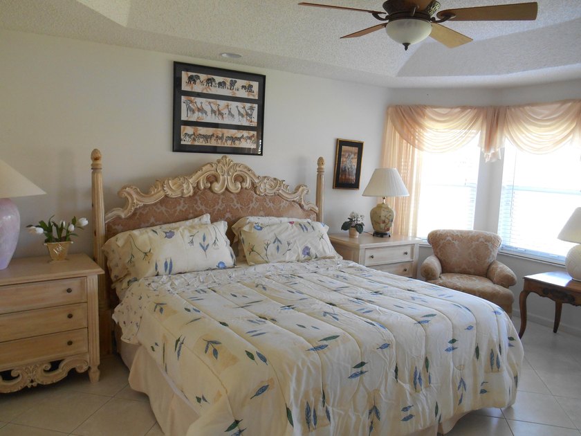 Real little gem in Valencia Isles! Move in condition with - photo 22