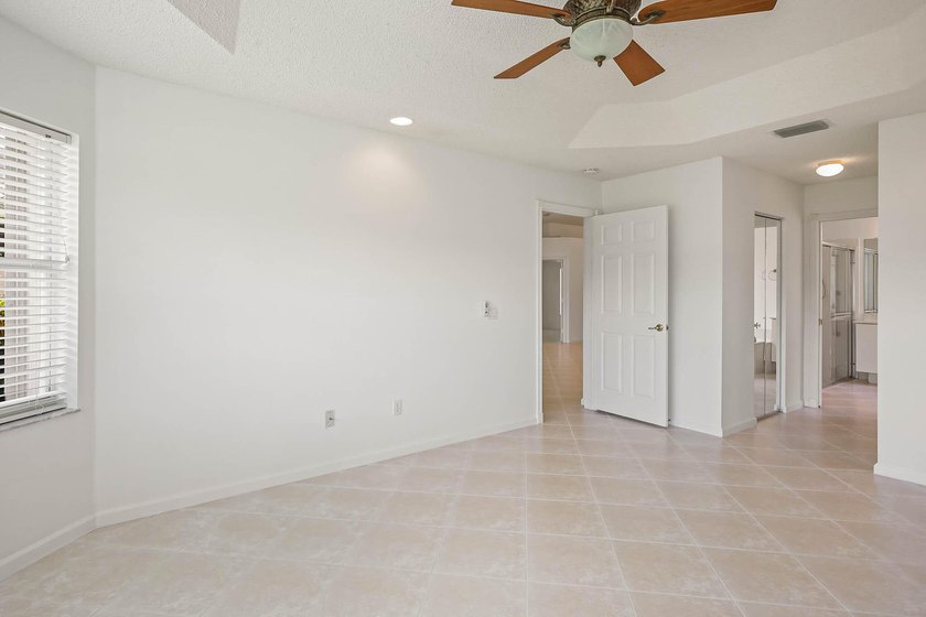 Real little gem in Valencia Isles! Move in condition with - photo 24