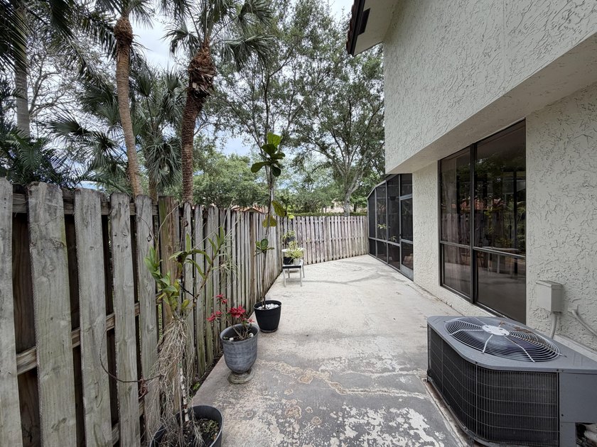Spacious 2-bedroom, 2.5-bath corner unit located in a desirable - photo 25