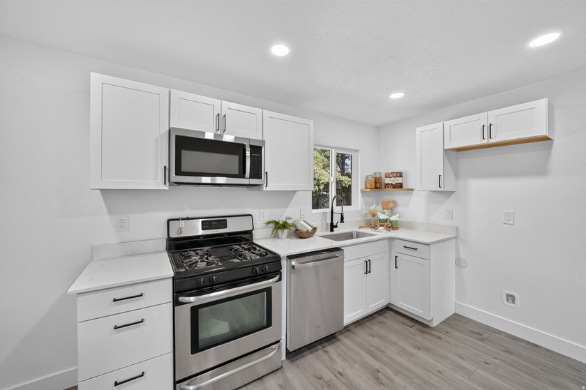 Fresh, updated, and move-in ready! This 4-bedroom, 2-bath home - photo 7